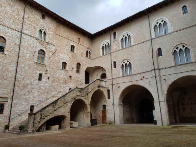 FOLIGNO: ALLA SCOPERTA DI PALAZZO TRINCI