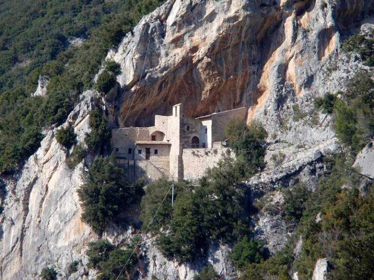 A GRANDE RICHIESTA RIPROPONIAMO L’AFFASCINANTE STORIA DELL’EREMO DI SANTA MARIA GIACOBBE