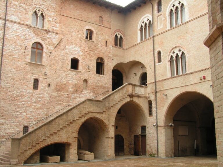 CELEBRATO IL CENTENARIO DELL’ ISTITUTO TECNICO COMMERCIALE DI FOLIGNO: UN VIAGGIO ATTRAVERSO UN SECOLO DI ECCELLENZA EDUCATIVA